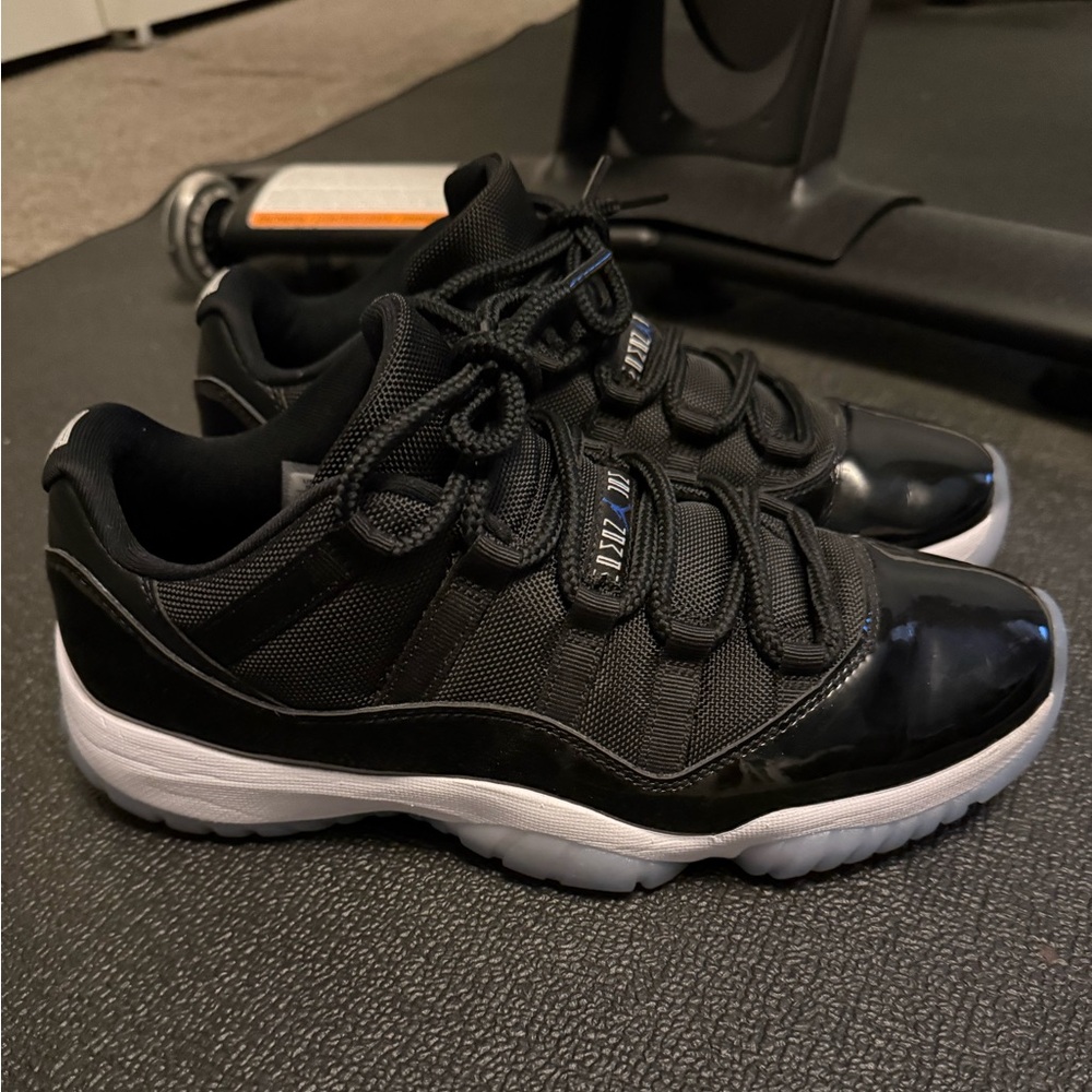 EUC Mens Jordan 11 Retro Low size 9